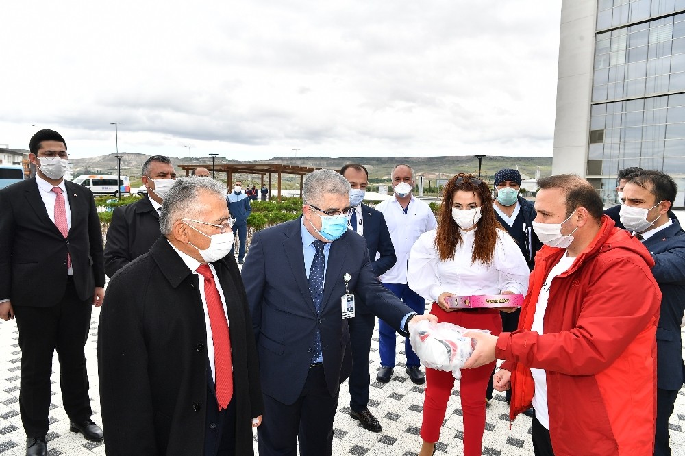 Başkan Büyükkılıç, Spor A.Ş. ile birlikte hastalara moral verdi 