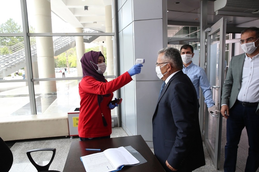 Başkan Büyükkılıç, Spor A.Ş.’ye bağlı spor salonlarında incelemelerde bulundu 