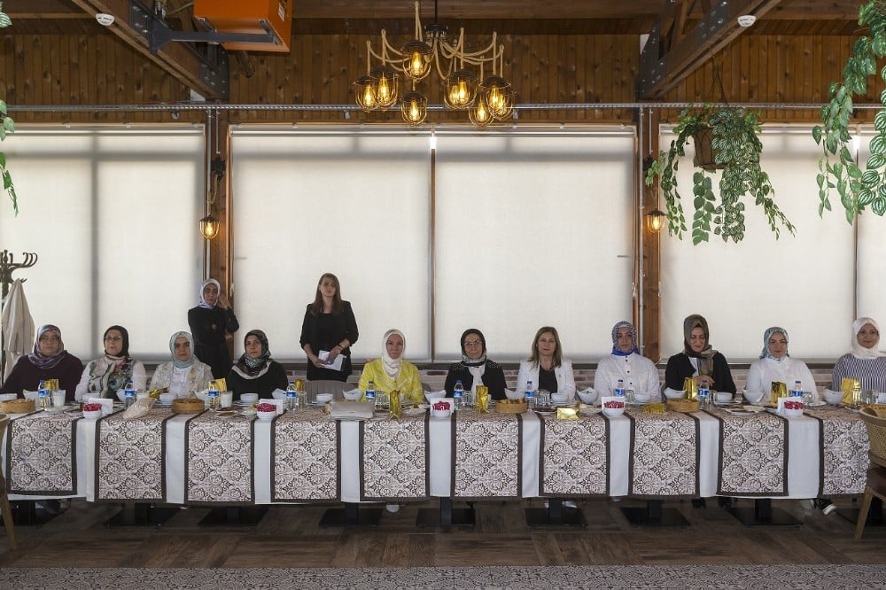 Başkan Büyükkılıç’ın eşi Dr. Necmiye Büyükkılıç, Şehir Protokolünün eşlerine KAYMEK’i anlattı 