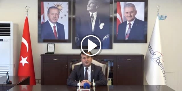 Başkan canlı yayında depreme yakalandı