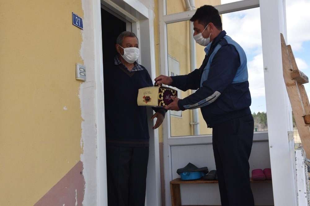 Başkan Çatal’dan emekli öğretmene doğum günü sürprizi 
