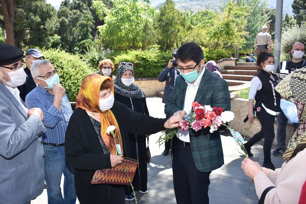Başkan Çelik, 65 yaş ve üzeri anneleri yalnız bırakmadı 
