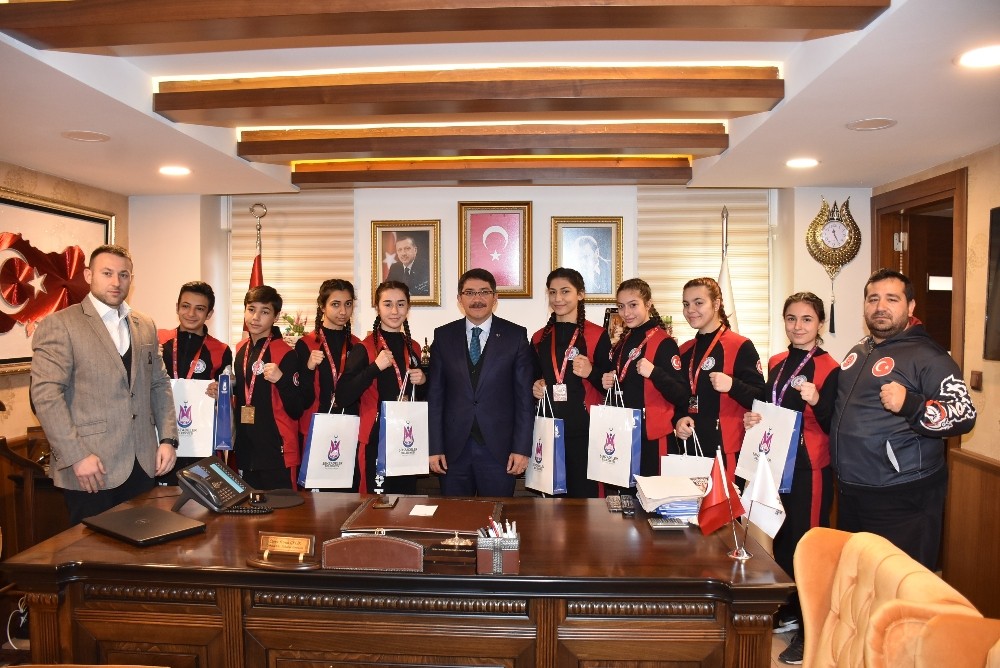 Başkan Çelik şampiyon sporcuları ağırladı 