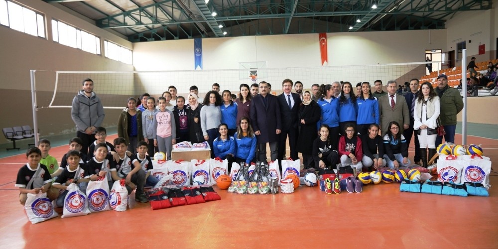 Başkan Çelik, spor malzemesi dağıtım törenine katıldı 