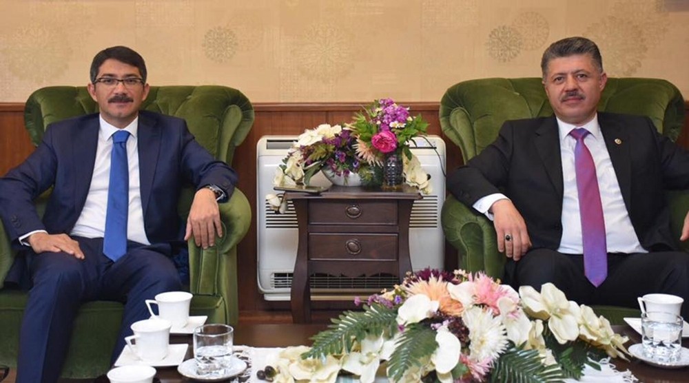 Başkan Çelik tebrikleri kabul ediyor 