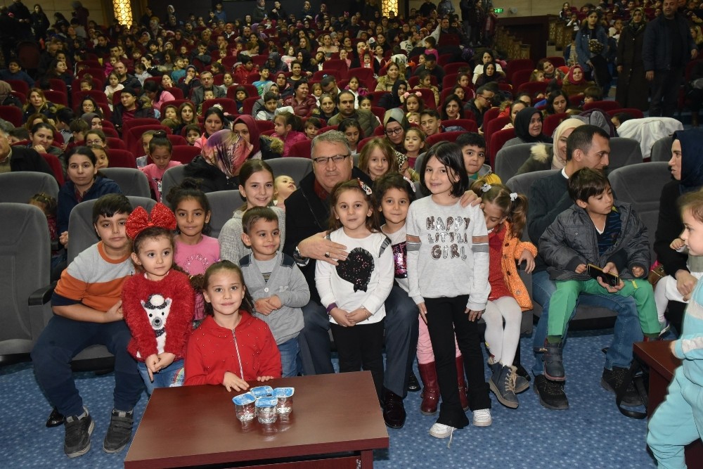 Başkan Çerçi miniklerle birlikte tiyatro izledi 