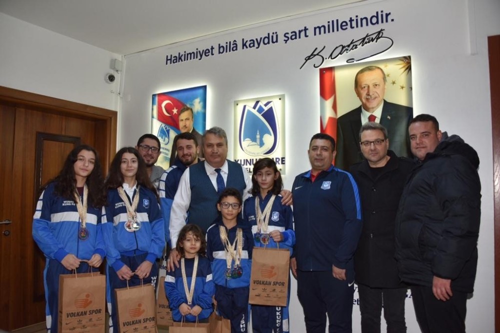 Başkan Çerçi şampiyonları ağırladı 