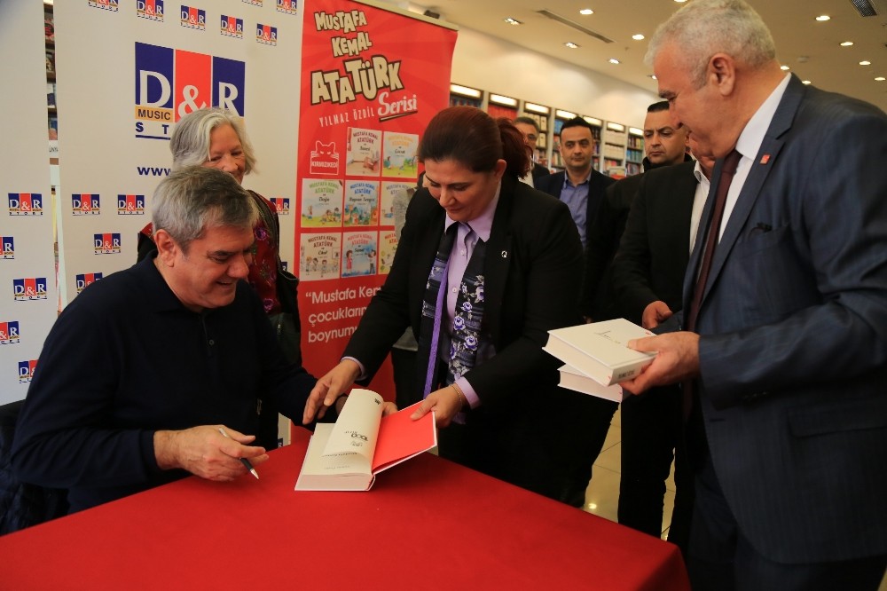 Başkan Çerçioğlu, Yılmaz Özdil’e ’Mustafa Kemal’ kitabını İmzalattı 