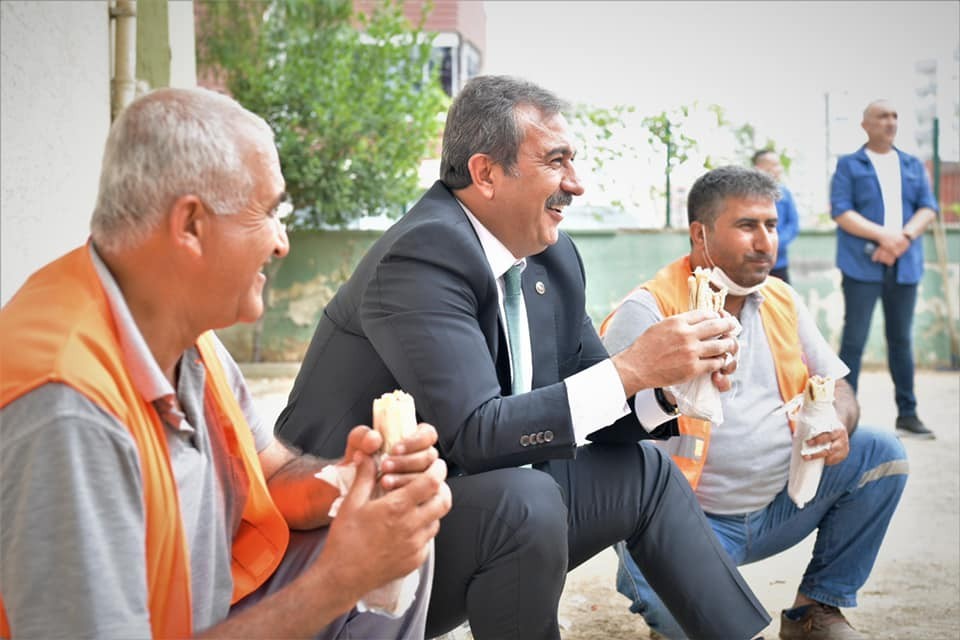 Başkan Çetin bağdaş kurup işçilerle yemek yedi 