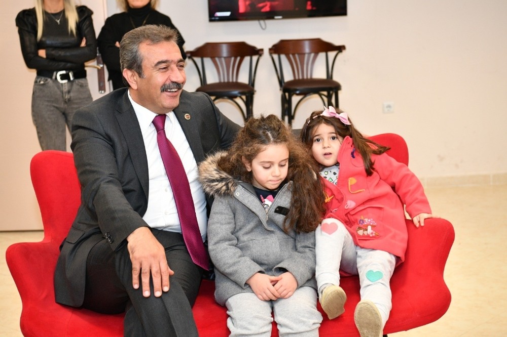 Başkan Çetin miniklerle İzmir Marşı’nı söyledi 
