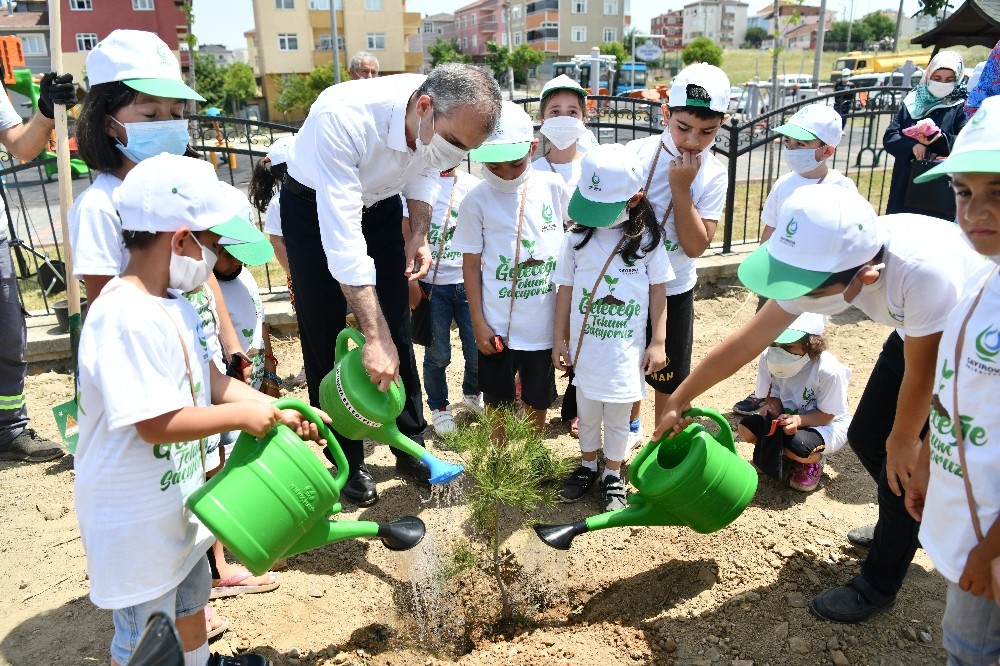 Başkan Çiftçi, çocuklarla fidan dikti 