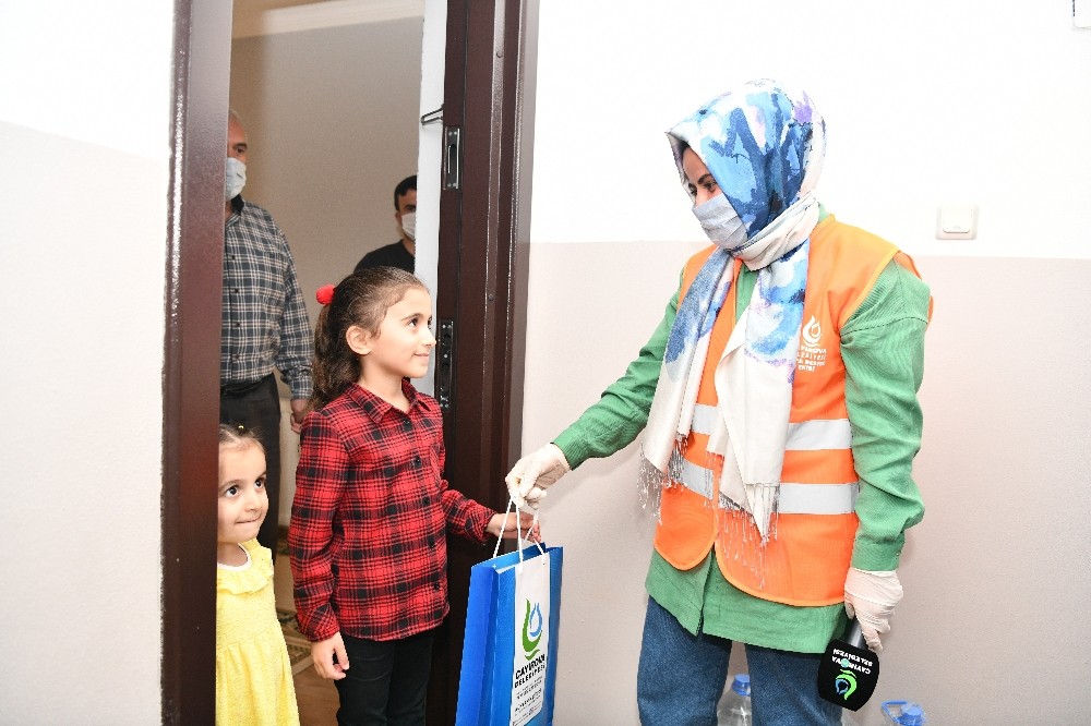 Başkan Çiftçi, kendisine mektup yazan küçük Ayşe’ye kitap hediye etti 