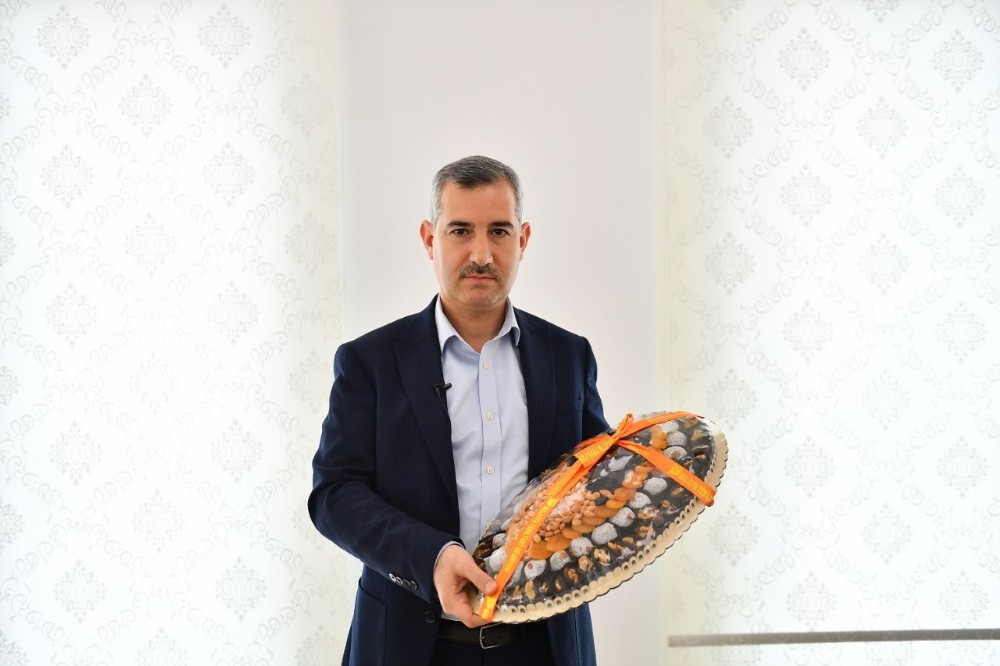 Başkan Çınar, Bakan Koca’ya, Malatya kayısısı ile kayısı kolonyası gönderdi 