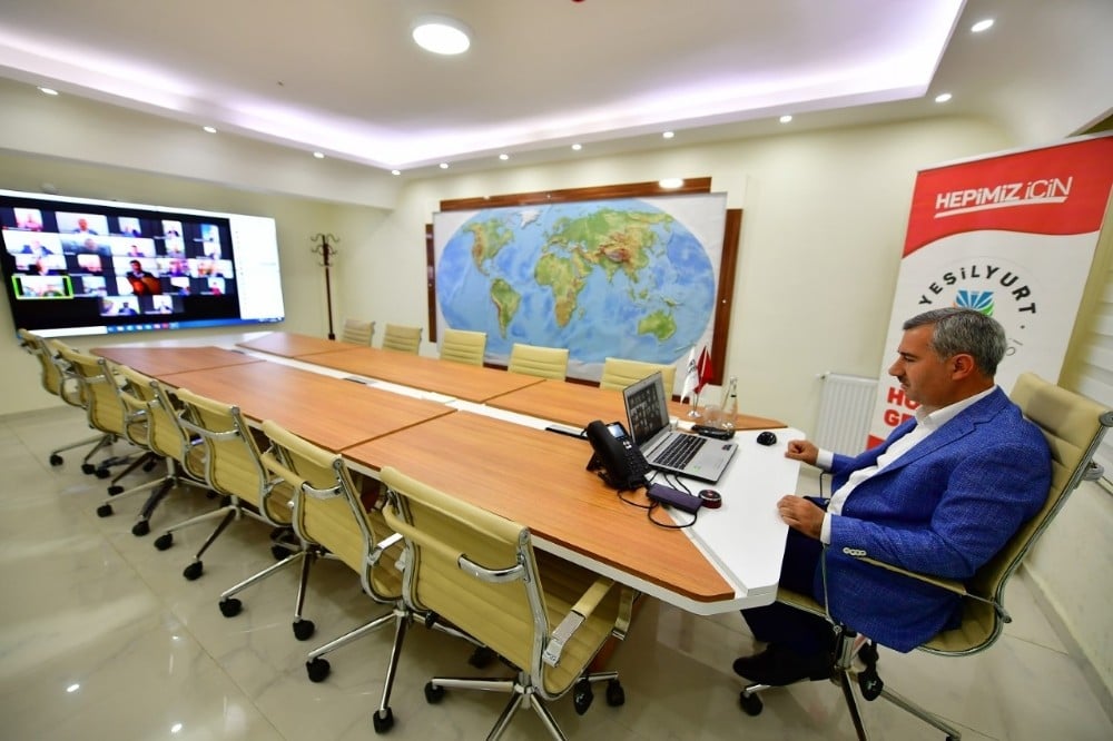 Başkan Çınar, birim müdürleriyle telekonferans üzerinden görüşüyor 