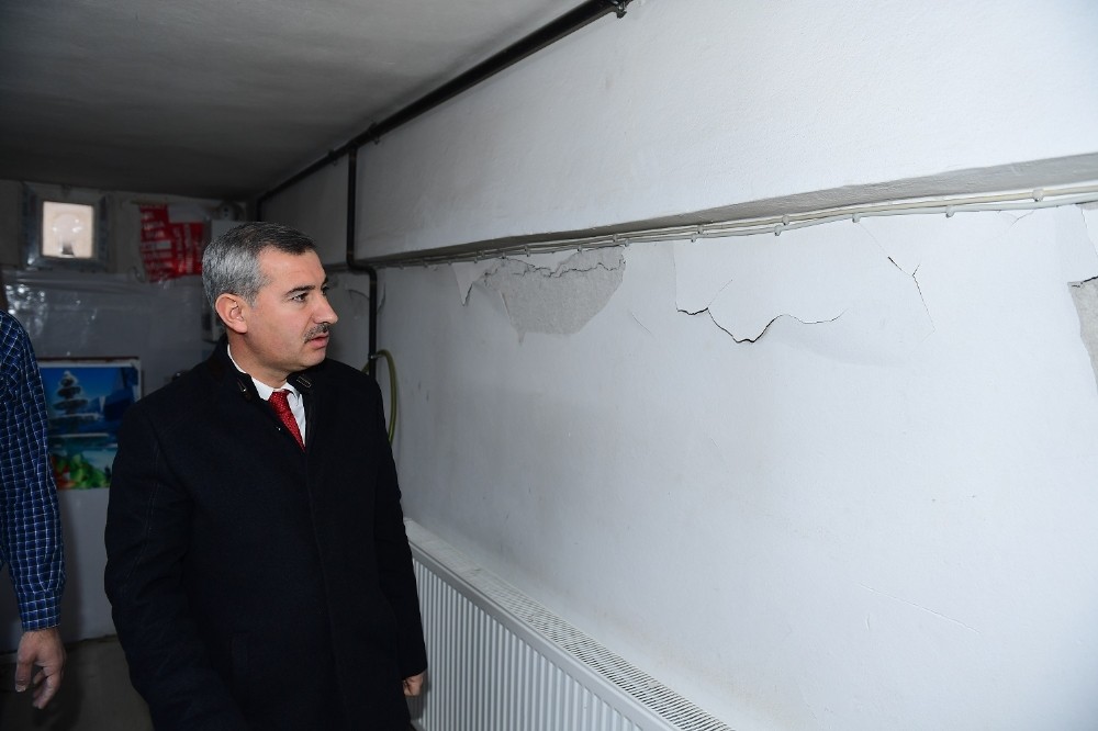 Başkan Çınar, depremde hasar gören ev ve iş yerlerini inceledi 