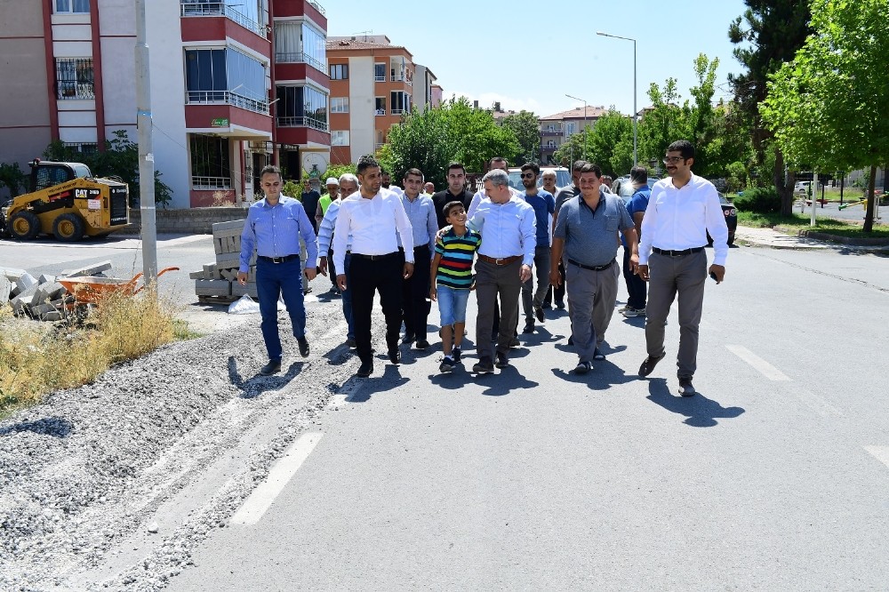 Başkan Çınar, kaldırım yenileme çalışmalarını inceledi 