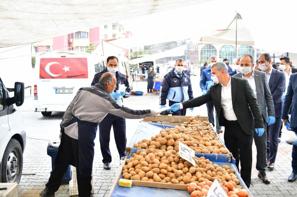 Başkan Çınar, maske ve eldiven dağıttı, uyarılarda bulundu 