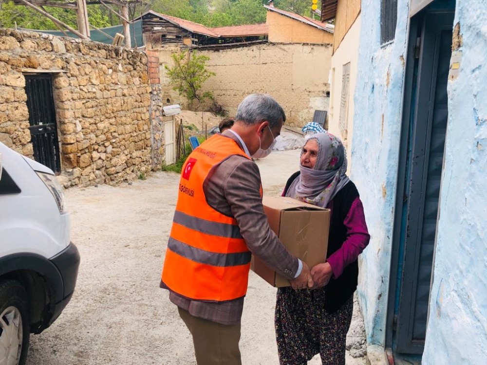 Başkan Çınar, yardım ekibine yardımcı oldu Ramazan gıda kolisi dağıttı 