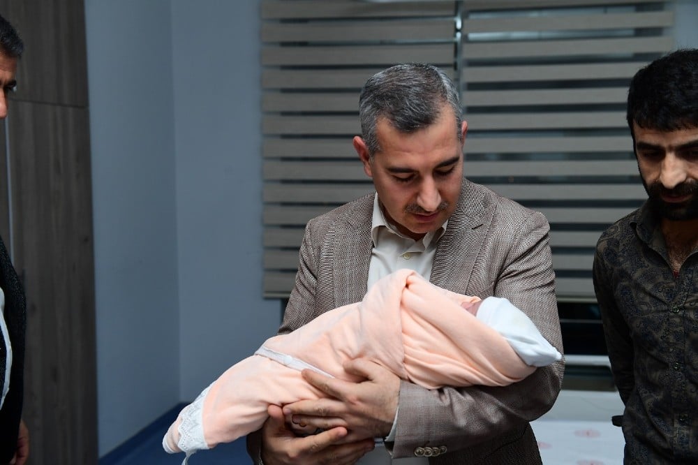 Başkan Çınar’dan Azra bebeğe ilgi 