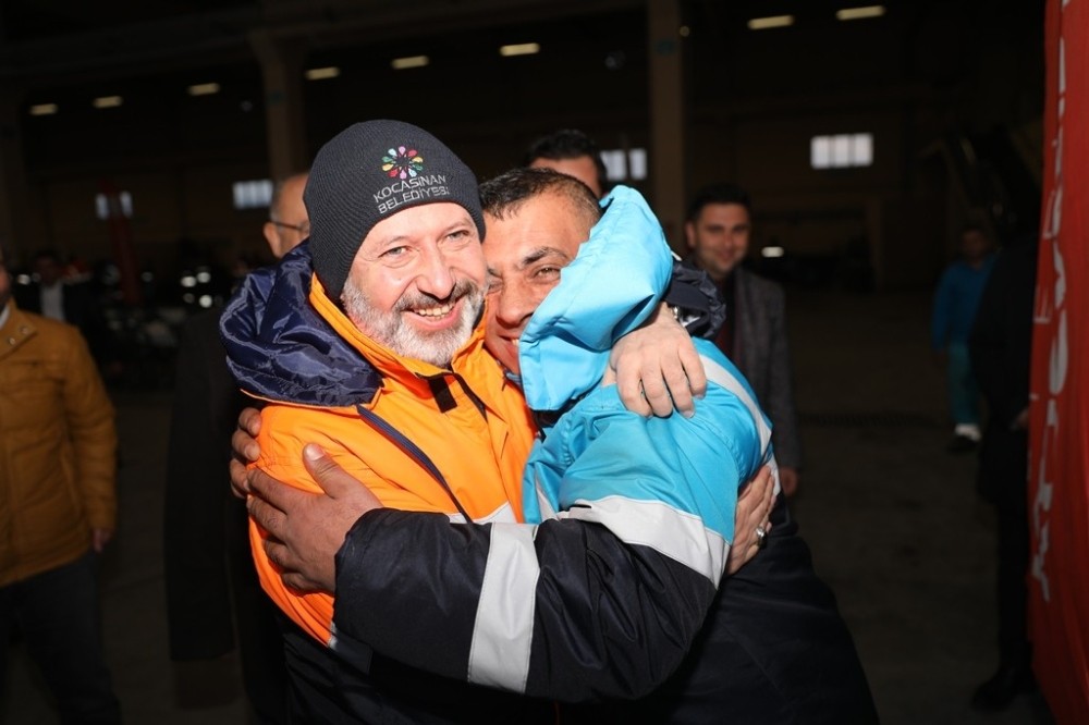 Başkan Çolakbayrakdar, daha kaliteli hizmet için işçilere kışlık kıyafet dağıttı 