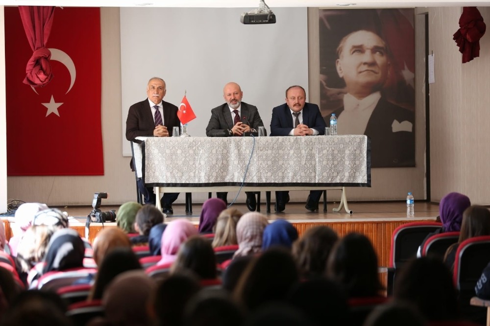 Başkan Çolakbayrakdar’dan gençlere altın öğütler 