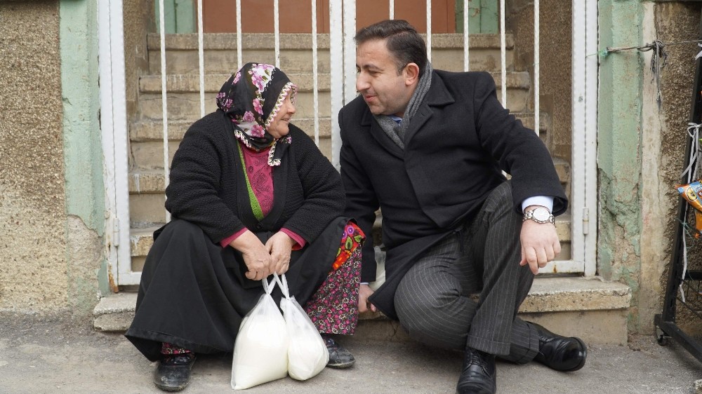Başkan Cömez kolları sıvadı...Ak Parti’den ücretsiz süt dağıtımı 