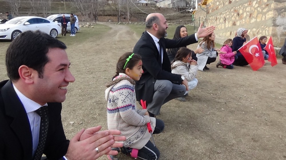 Başkan Davulcu, çocuklarla oyun oynayıp hediyeler dağıttı 