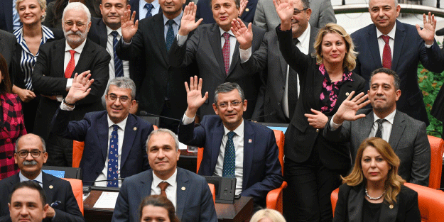 Başkan değişti zihniyet değişmedi! Al Özgür'ü vur Kemal’e