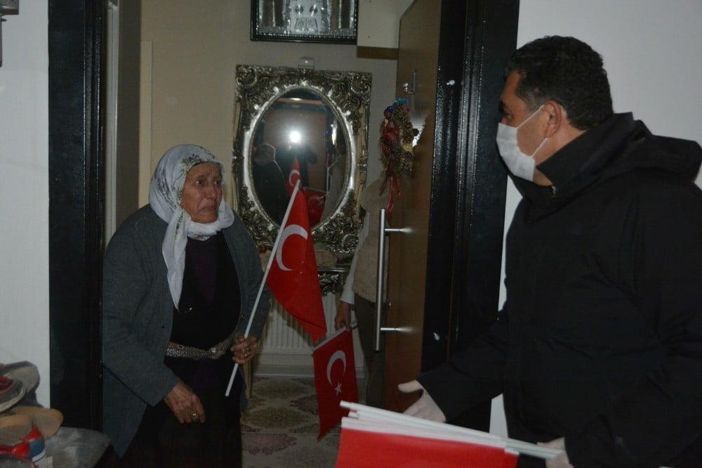 Başkan Demir 23 Nisan’da çocukları evde sevindirdi 
