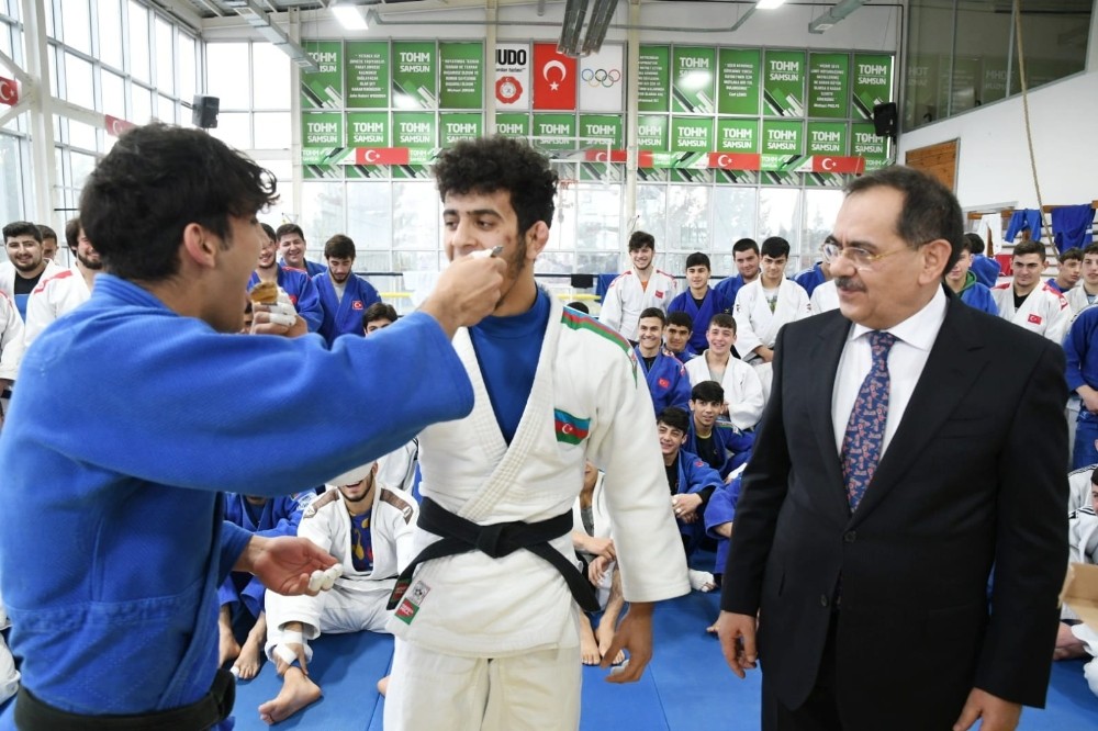 Başkan Demir’den milli judoculara baklava 