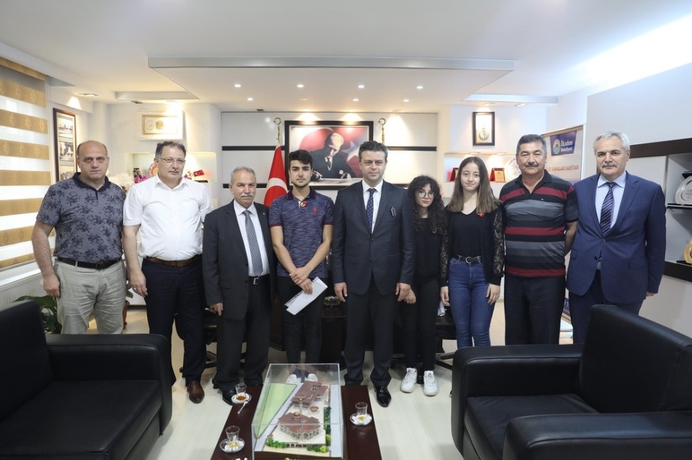 Başkan Demirtaş’tan dereceye giren öğrencilere altın 