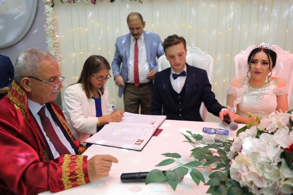 Başkan Demirtaş’tan genç çifte nikah sürprizi 