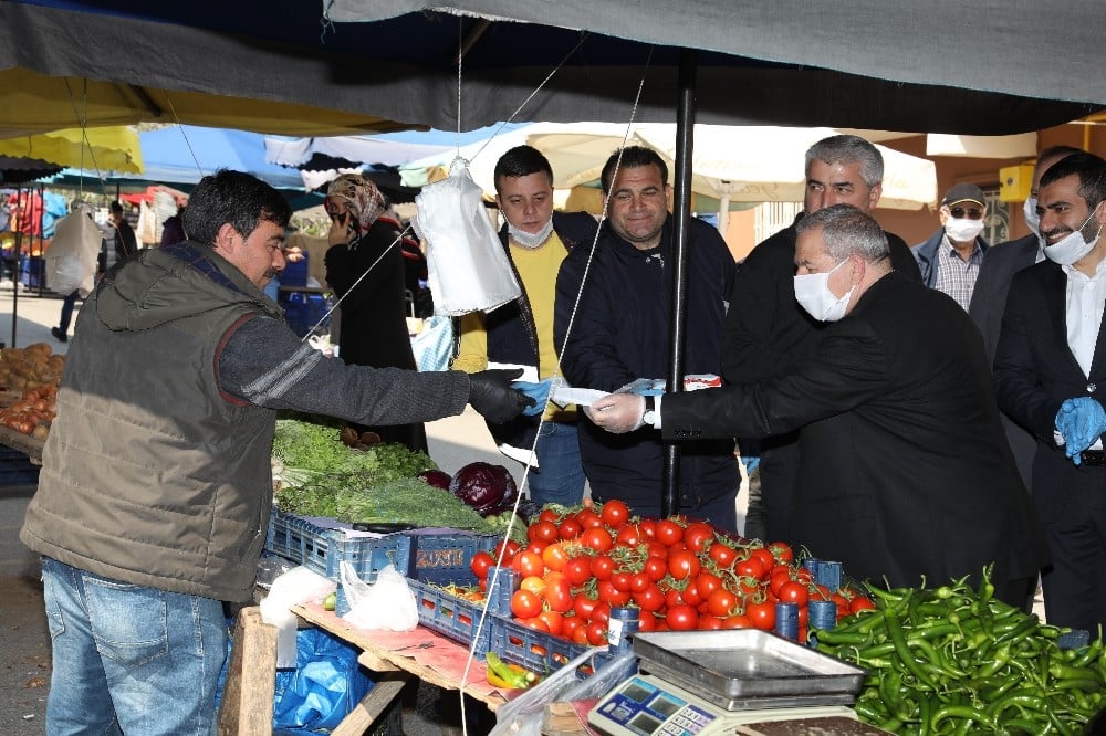 Başkan Demirtaş’tan pazar esnafına tıbbi maske ve eldiven 