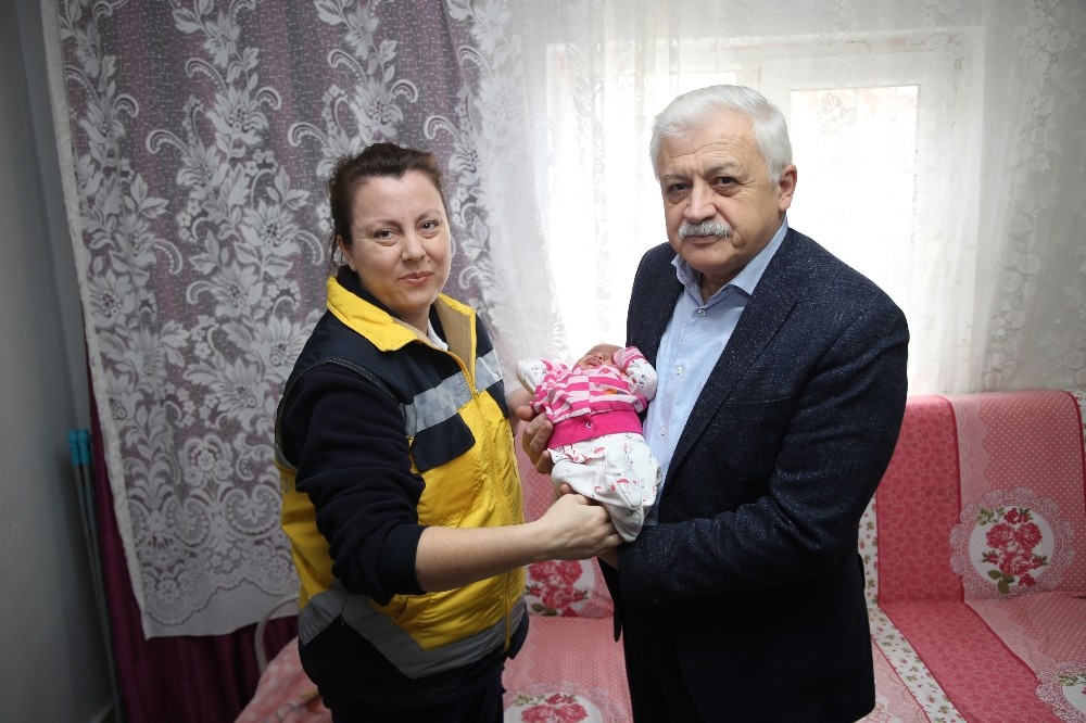 Başkan Deveciler’den Cemile bebeğe sürpriz ziyaret 
