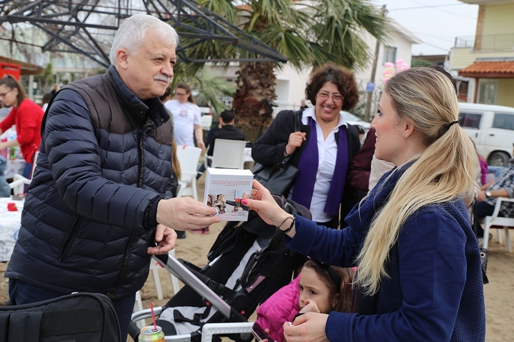 Başkan Deveciler’den kadınlara çiçek ve fular jesti 