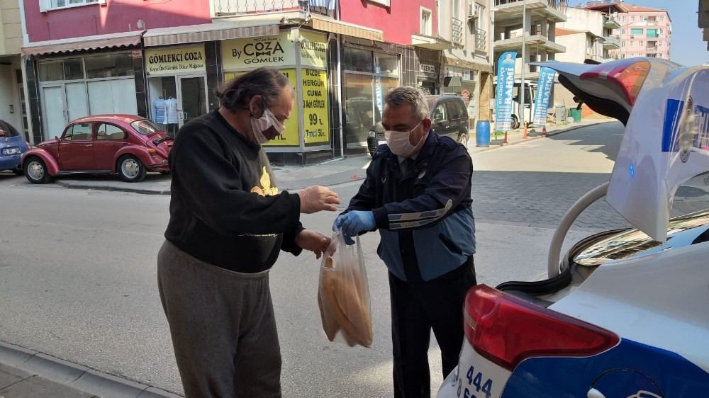 Başkan Doğan ekipler ile birlikte ekmek dağıtımı yaptı 