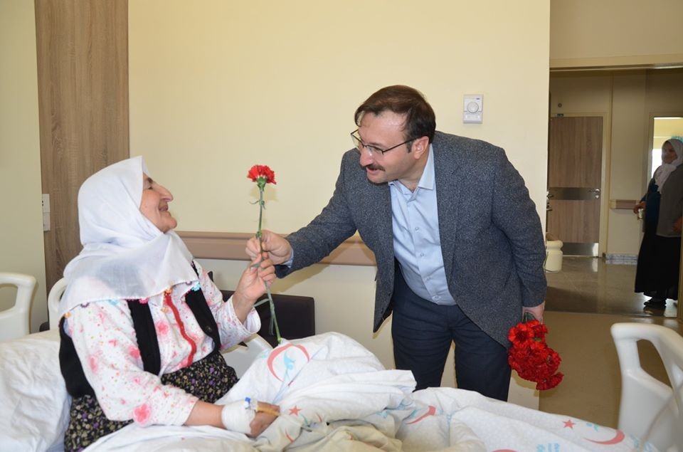 Başkan Doğan, hastane çalışanı kadınları ve hastaları ziyaret edip gül ve hediyeler verdi 