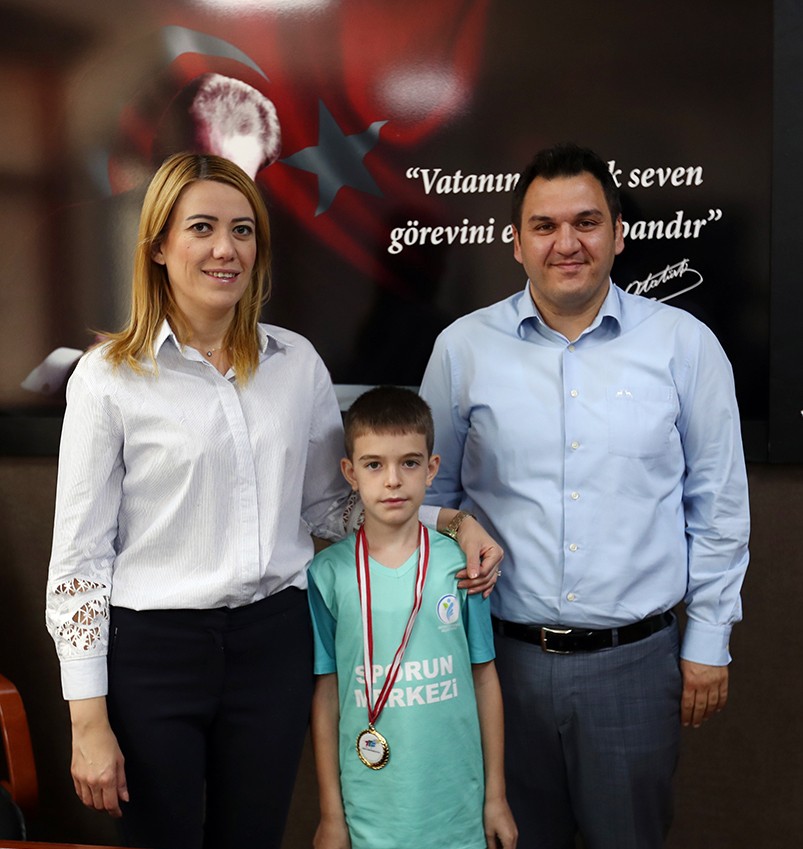Başkan Doğan minik tenis şampiyonunu ödüllendirdi 