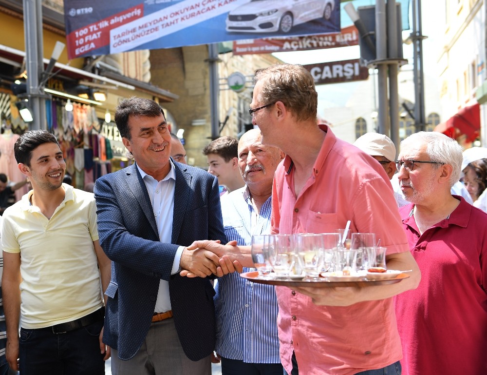 Başkan Dündar çarşı esnafı ile bayramlaştı 