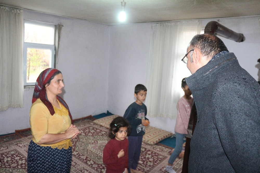 Başkan Dündar’dan derslerini takip edemeyen öğrencilere televizyon 