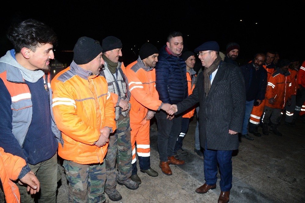 Başkan Ekicioğlu, temizlik görevlileri ile çorba içip vatandaşla görüntülü konuştu 