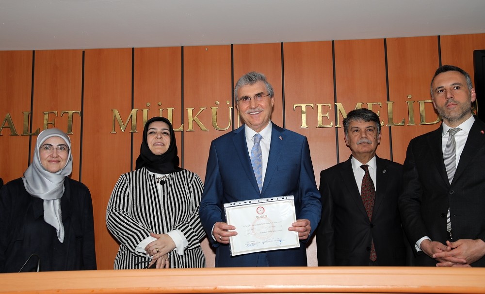 Başkan Ekrem Yüce mazbatasını aldı 