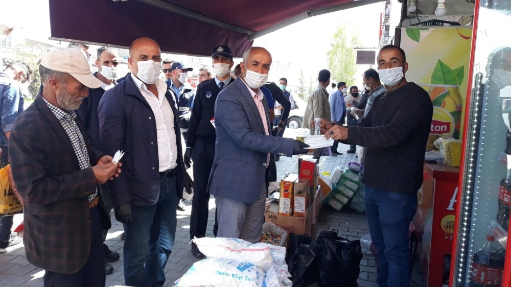 Başkan Ensari, esnaf ve vatandaşla bayramlaştı 