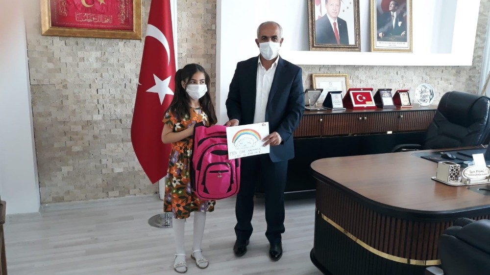 Başkan Ensari, ‘Haydi Hayalini Çiz’ etkinliğine katılan Ecrin’i ödüllendirdi 