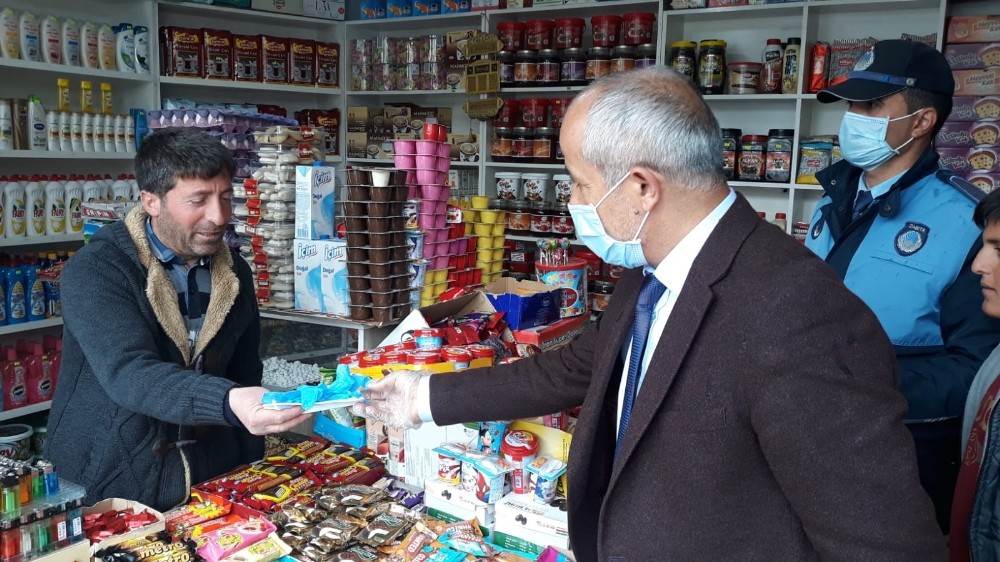 Başkan Ensari maske ve eldiven dağıttı 