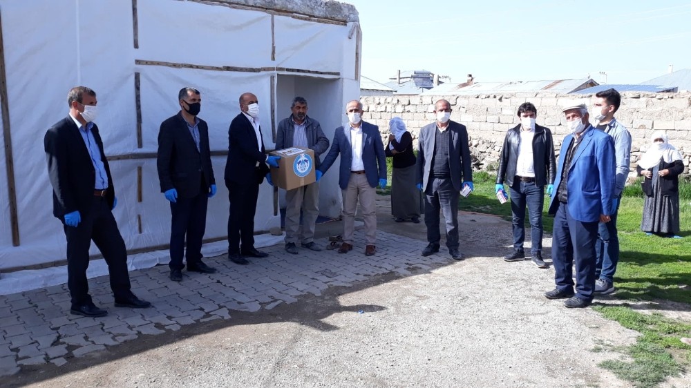 Başkan Ensari, yardıma muhtaç aileleri ziyaret edip gıda yardımında bulunuyor 