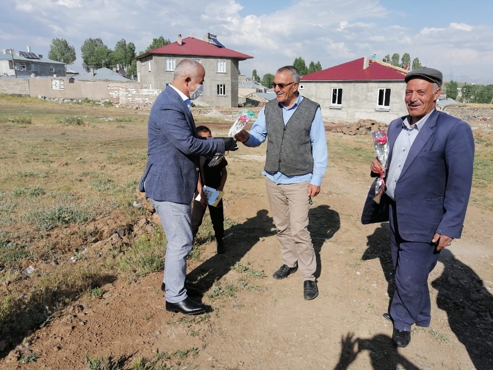 Başkan Ensari’den babalara karanfil 