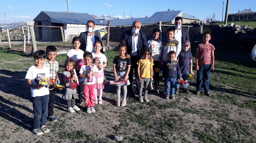Başkan Ensari’den çocuklara oyuncak hayvan otlatanlara şeker 