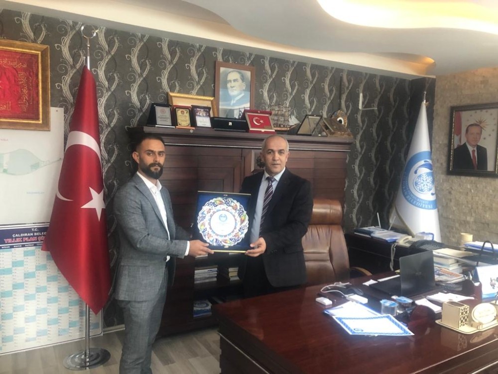 Başkan Ensari’den duyarlı ses sanatçısına plaket 