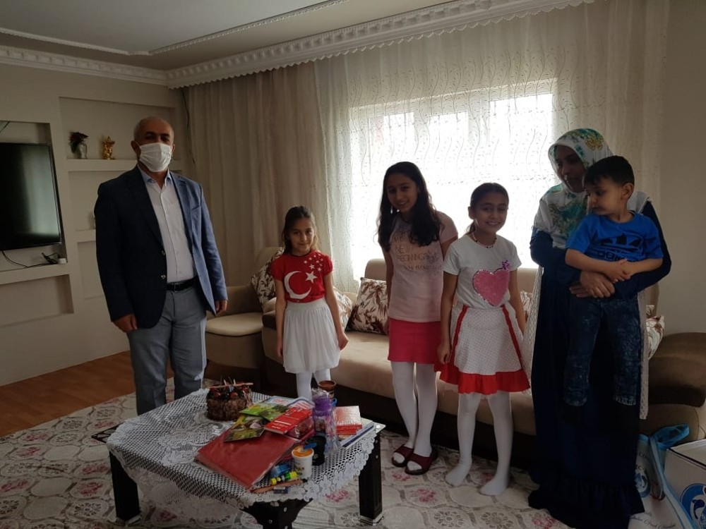 Başkan Ensari’den hayalindeki pastayı çizen kıza sürpriz 